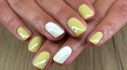 Manucure élégante jaune chez Lollipop’s Nails à Villeneuve-Tolosane, Occitanie, FR.