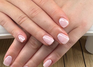 Manucure élégante chez Lollipop’s Nails à Villeneuve-Tolosane, Occitanie, FR. Ongles soignés et brillants.