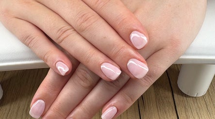 Manucure élégante chez Lollipop’s Nails à Villeneuve-Tolosane, Occitanie, FR. Ongles soignés et brillants.