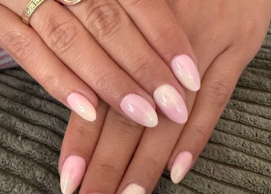 Manucure ombré pastel chez Lollipop’s Nails, Villeneuve-Tolosane, Occitanie, FR. Des ongles soignés et élégants.