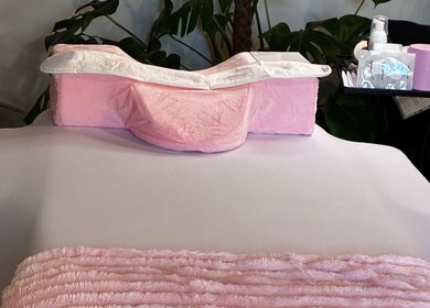 Table de soin rose à Espace'K Institut, Abzac, Nouvelle-Aquitaine, FR pour détente et bien-être.