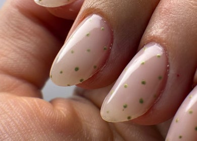 Nail art délicat avec des pois verts à Espace'K Institut, Abzac, Nouvelle-aquitaine, FR.