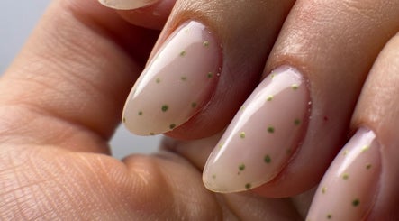 Nail art délicat avec des pois verts à Espace'K Institut, Abzac, Nouvelle-aquitaine, FR.