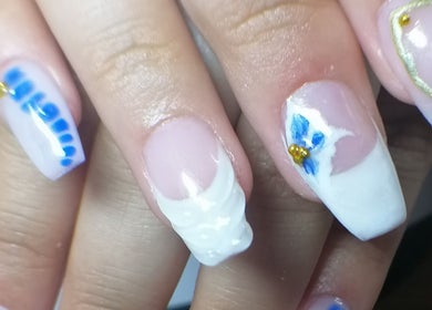 Nail art élégant avec motifs bleus à Espace'K Institut, Abzac, Nouvelle-aquitaine, FR.