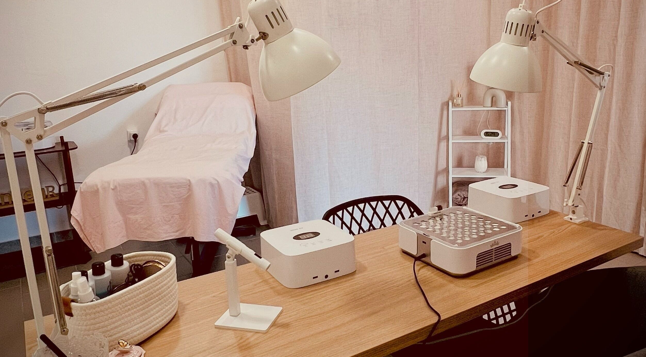 Espace beauté de L'orchidée Radieuse, Le Palais-sur-Vienne, avec table et équipements esthétiques modernes.