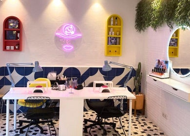 Interior moderno de Beauty Studio by La Chica de las Cejas en Rubí, Catalunya, ES, con decoración vibrante.