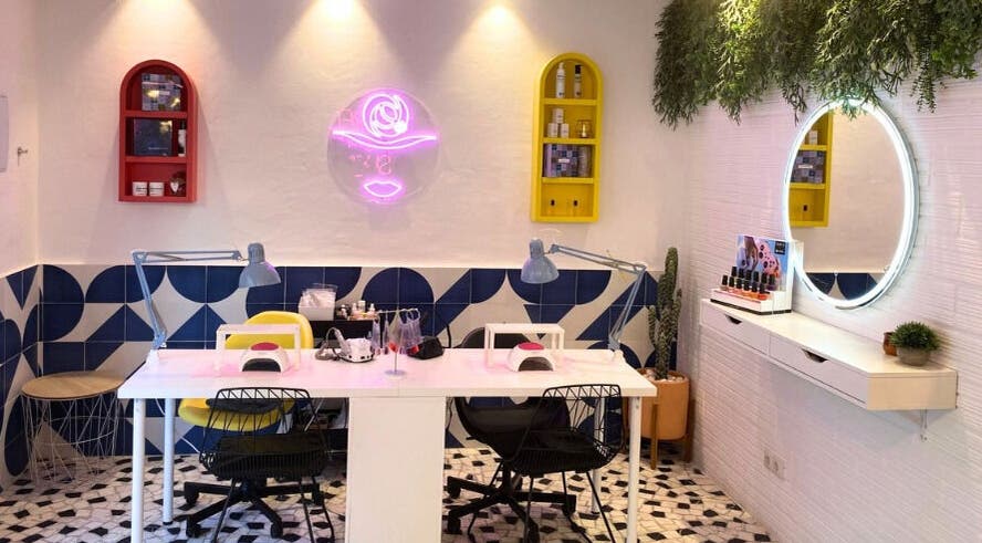 Interior moderno de Beauty Studio by La Chica de las Cejas en Rubí, Catalunya, ES, con decoración vibrante.