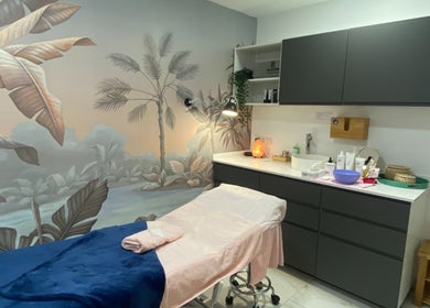 Sala de tratamiento en Beauty Studio by La Chica de las Cejas, Rubí, Catalunya, ES, con decoración tropical.
