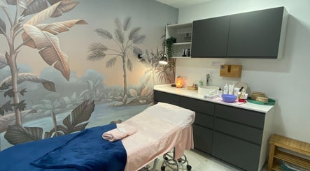 Sala de tratamiento en Beauty Studio by La Chica de las Cejas, Rubí, Catalunya, ES, con decoración tropical.