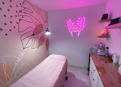 Sala de tratamiento en Beauty Studio by La Chica de las Cejas en Rubí, Catalunya, ES. Decoración moderna y acogedora.