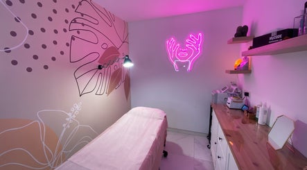 Sala de tratamiento en Beauty Studio by La Chica de las Cejas en Rubí, Catalunya, ES. Decoración moderna y acogedora.