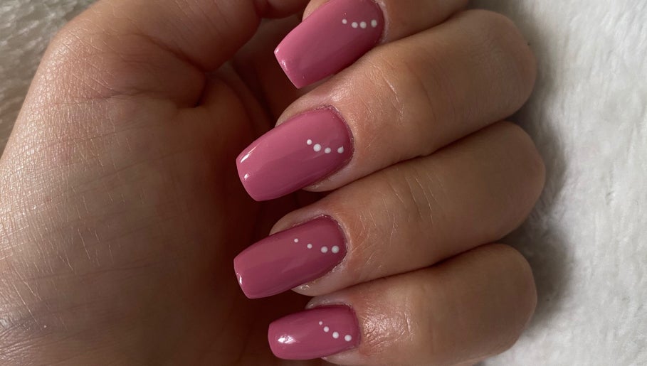 Ongles roses élégants avec motifs à Indra Institut, Val-au-perche, Normandie, FR.