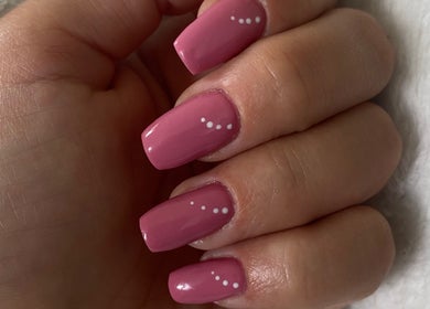 Ongles roses élégants avec motifs à Indra Institut, Val-au-perche, Normandie, FR.