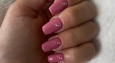 Ongles roses élégants avec motifs à Indra Institut, Val-au-perche, Normandie, FR.