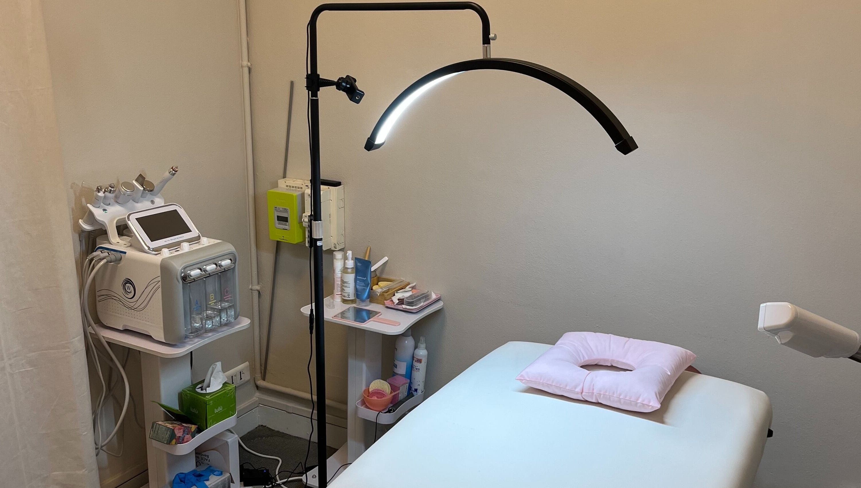 Table de soins et appareils modernes à Nice K’Cream Beauty, Angers, Pays De La Loire, FR.