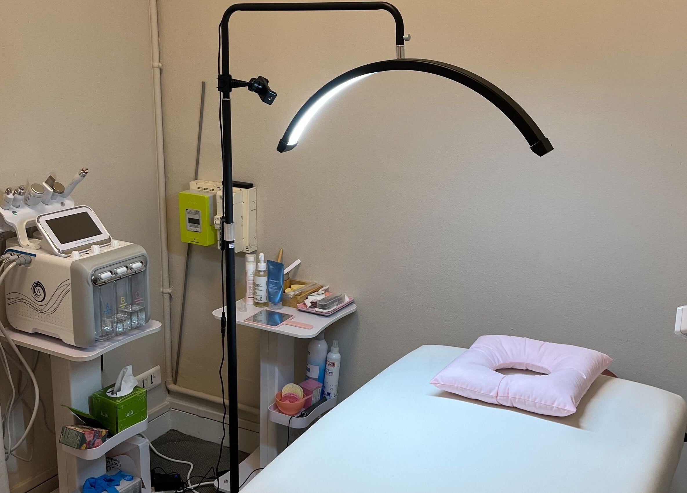 Table de soins et appareils modernes à Nice K’Cream Beauty, Angers, Pays De La Loire, FR.