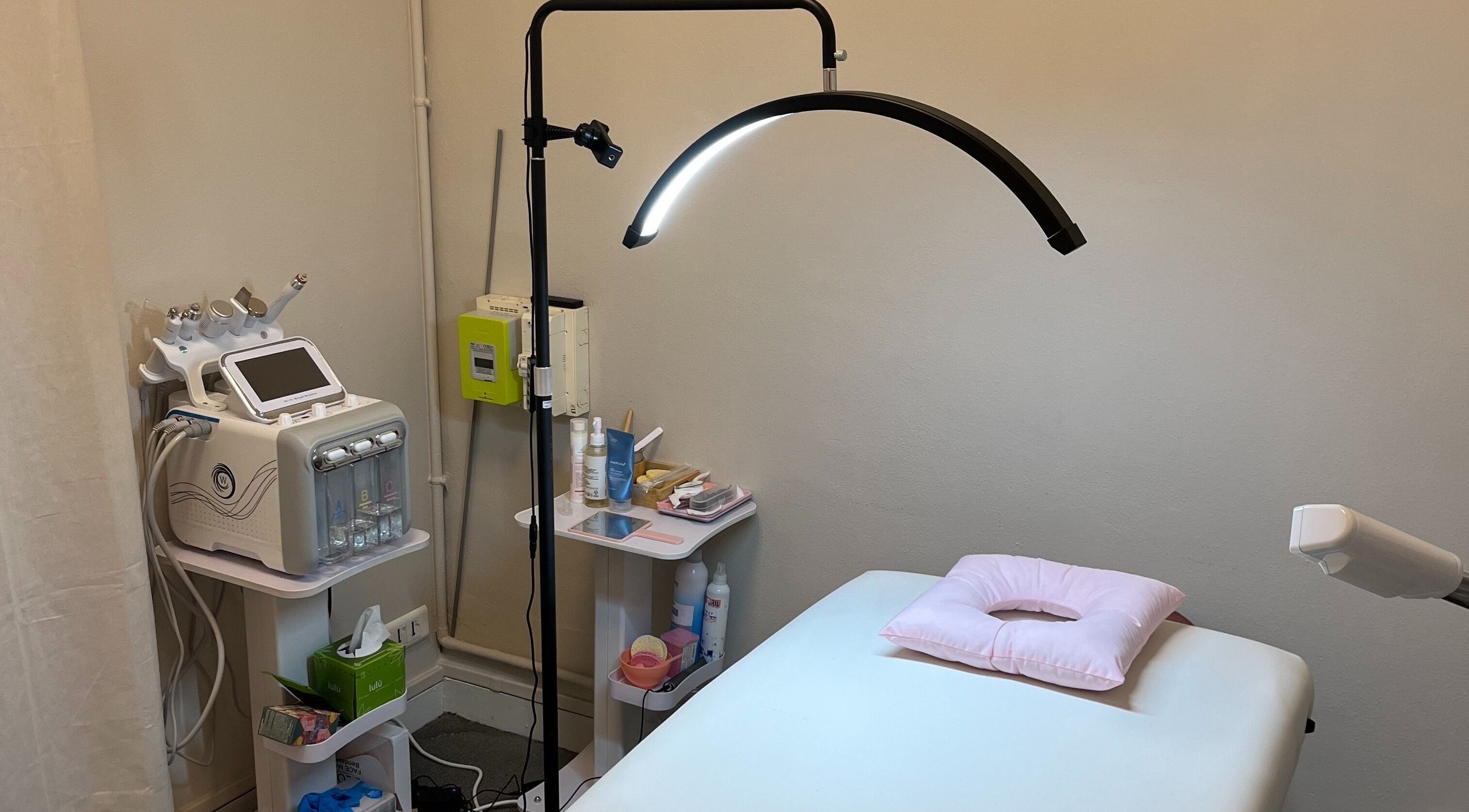 Table de soins et appareils modernes à Nice K’Cream Beauty, Angers, Pays De La Loire, FR.