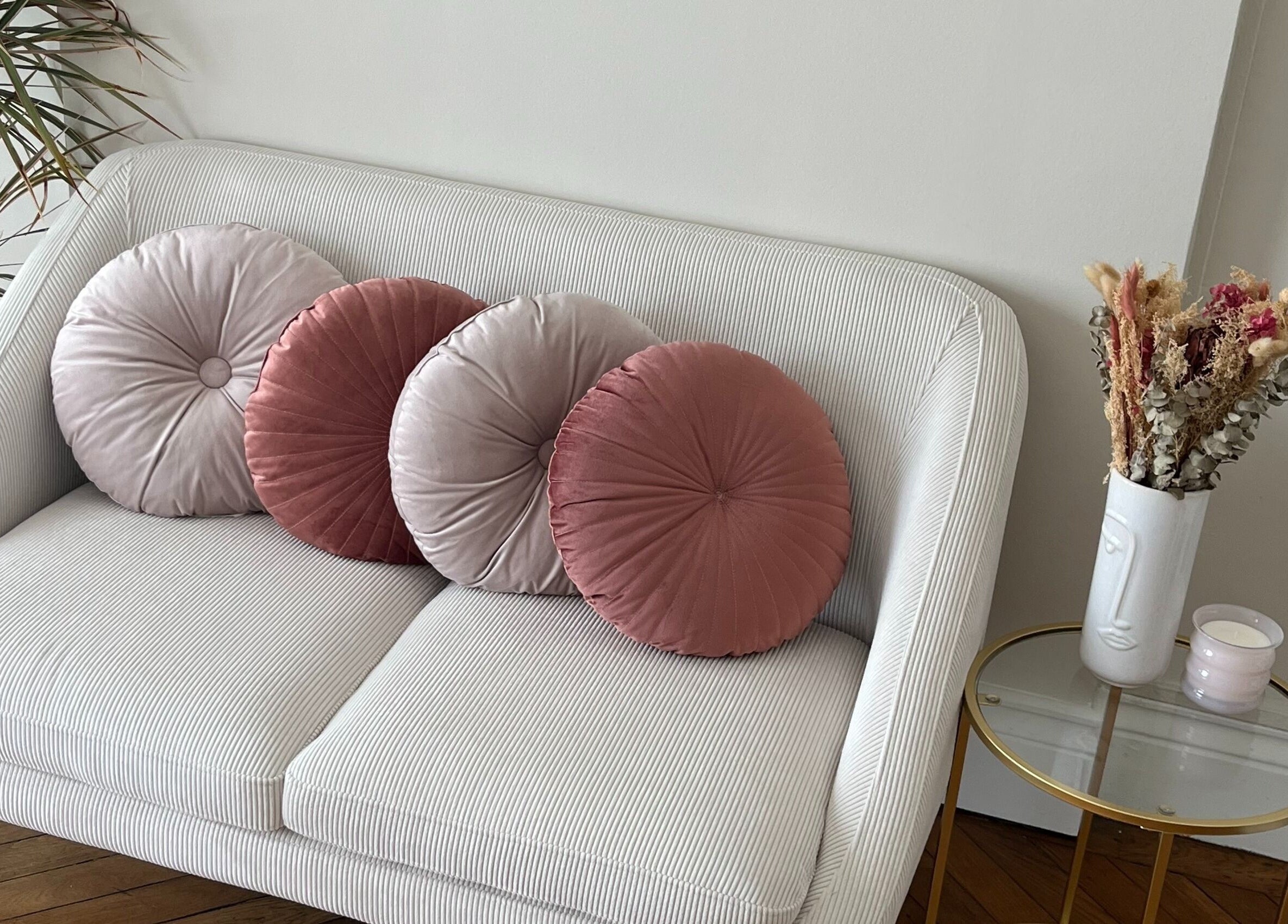 Canapé avec coussins élégants et table d'appoint à Nice K’Cream Beauty, Angers, Pays De La Loire, FR.