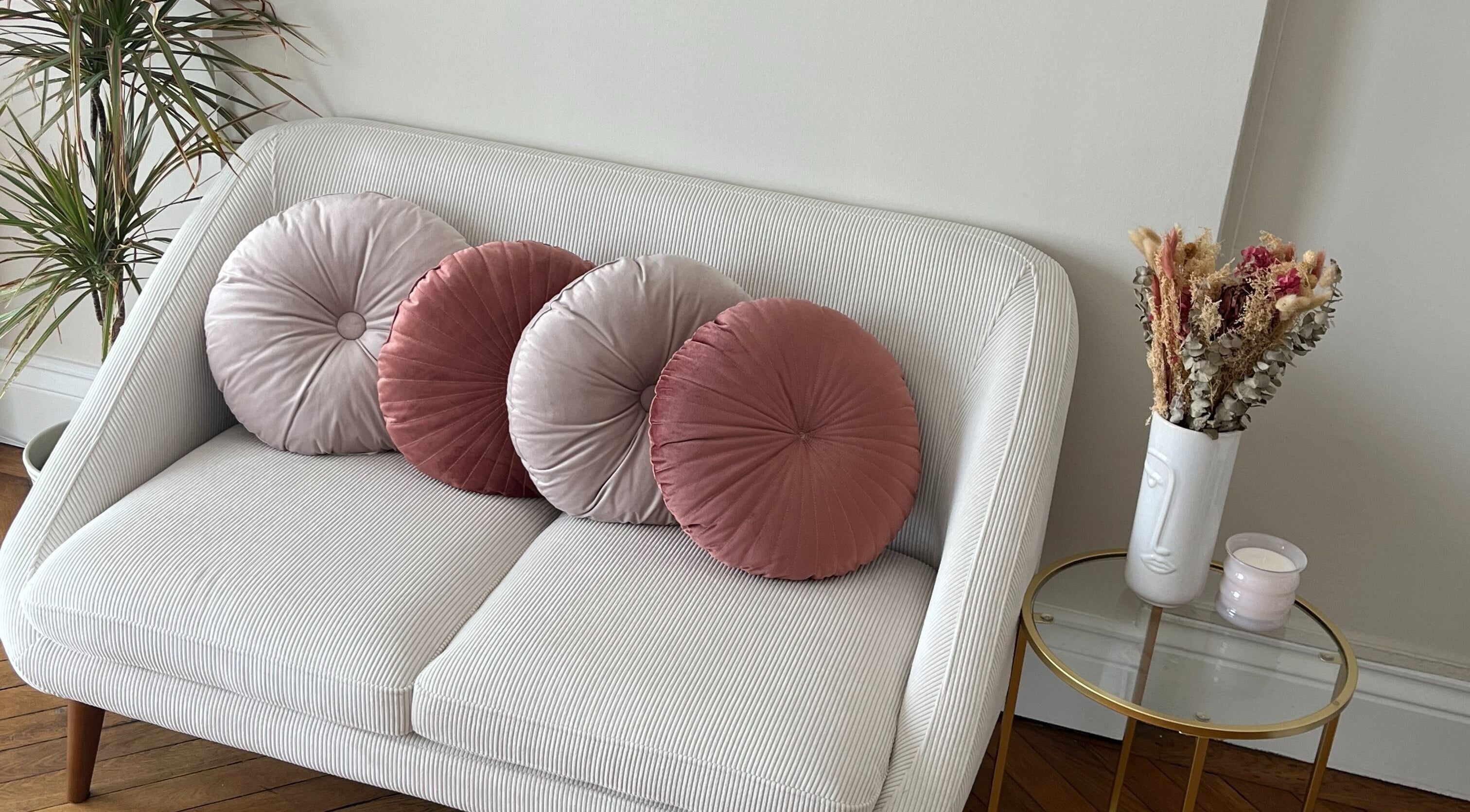 Canapé avec coussins élégants et table d'appoint à Nice K’Cream Beauty, Angers, Pays De La Loire, FR.