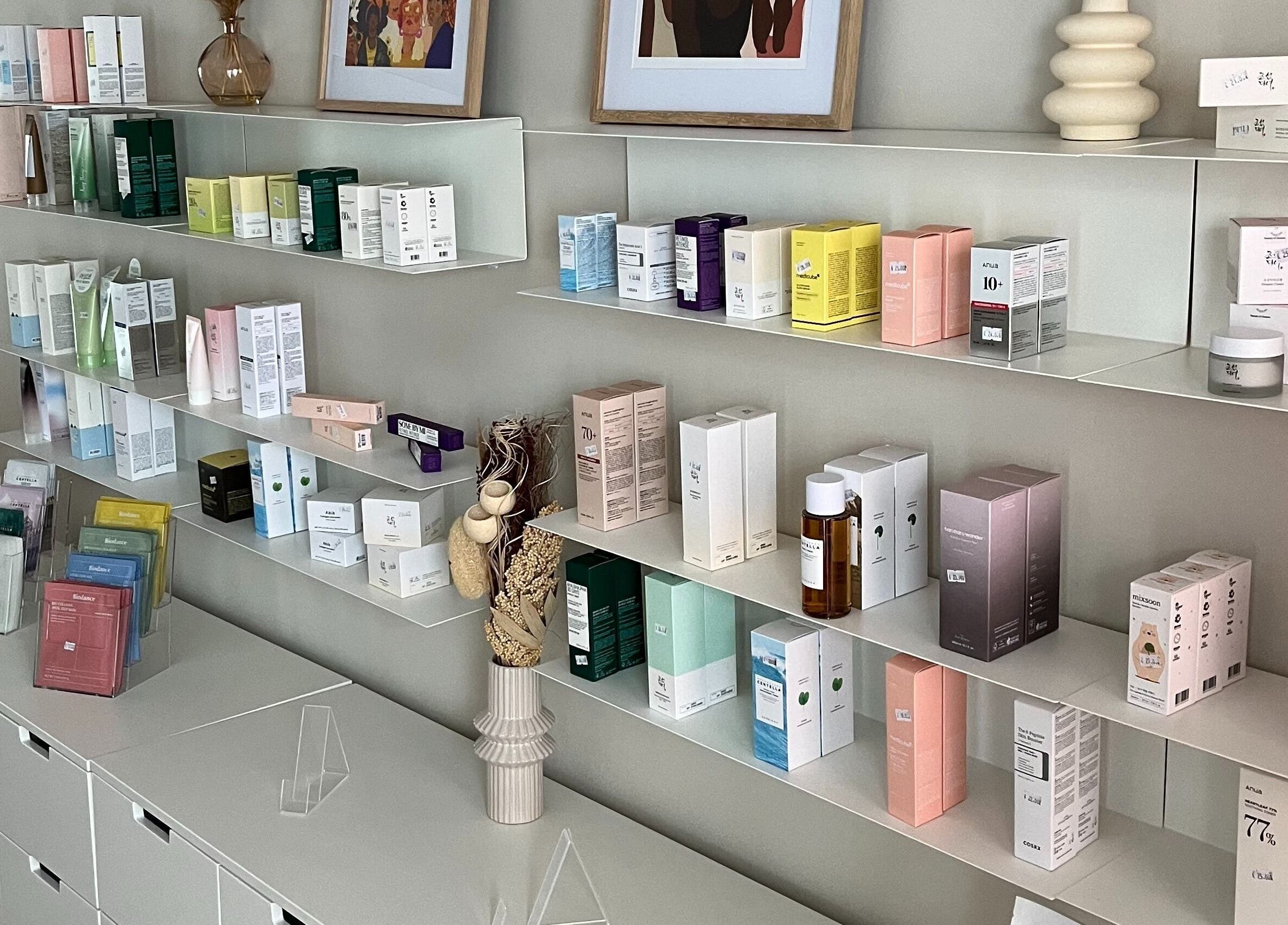 Produits de beauté affichés sur des étagères à Nice K’Cream Beauty, Angers, Pays De La Loire, FR.