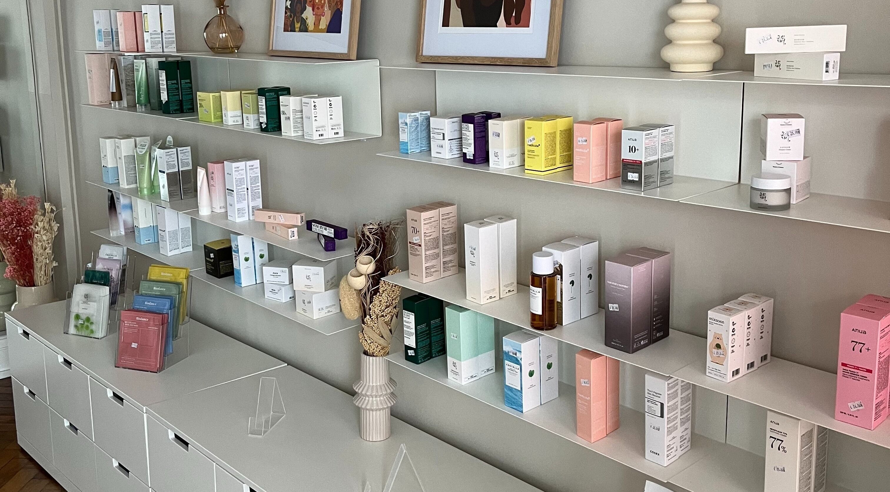 Produits de beauté affichés sur des étagères à Nice K’Cream Beauty, Angers, Pays De La Loire, FR.