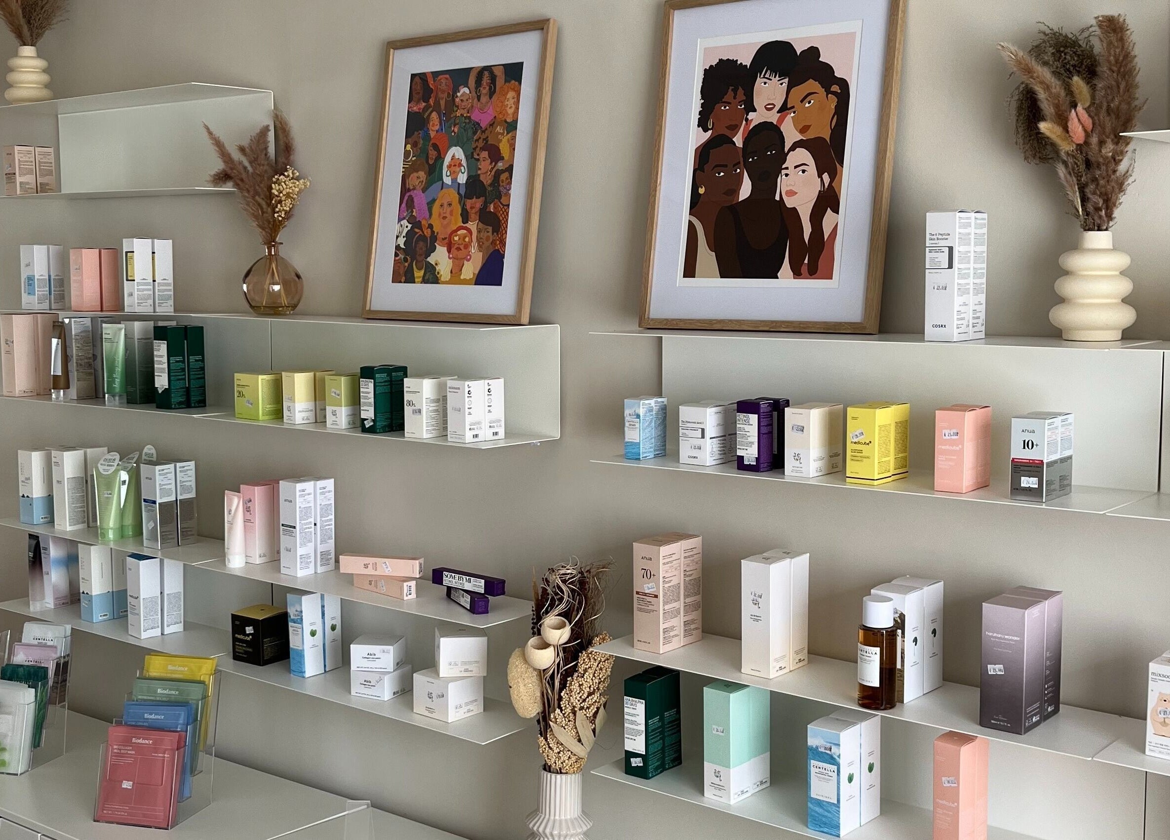 Étagères de produits cosmétiques chez Nice K’Cream Beauty, Angers, Pays De La Loire, FR.