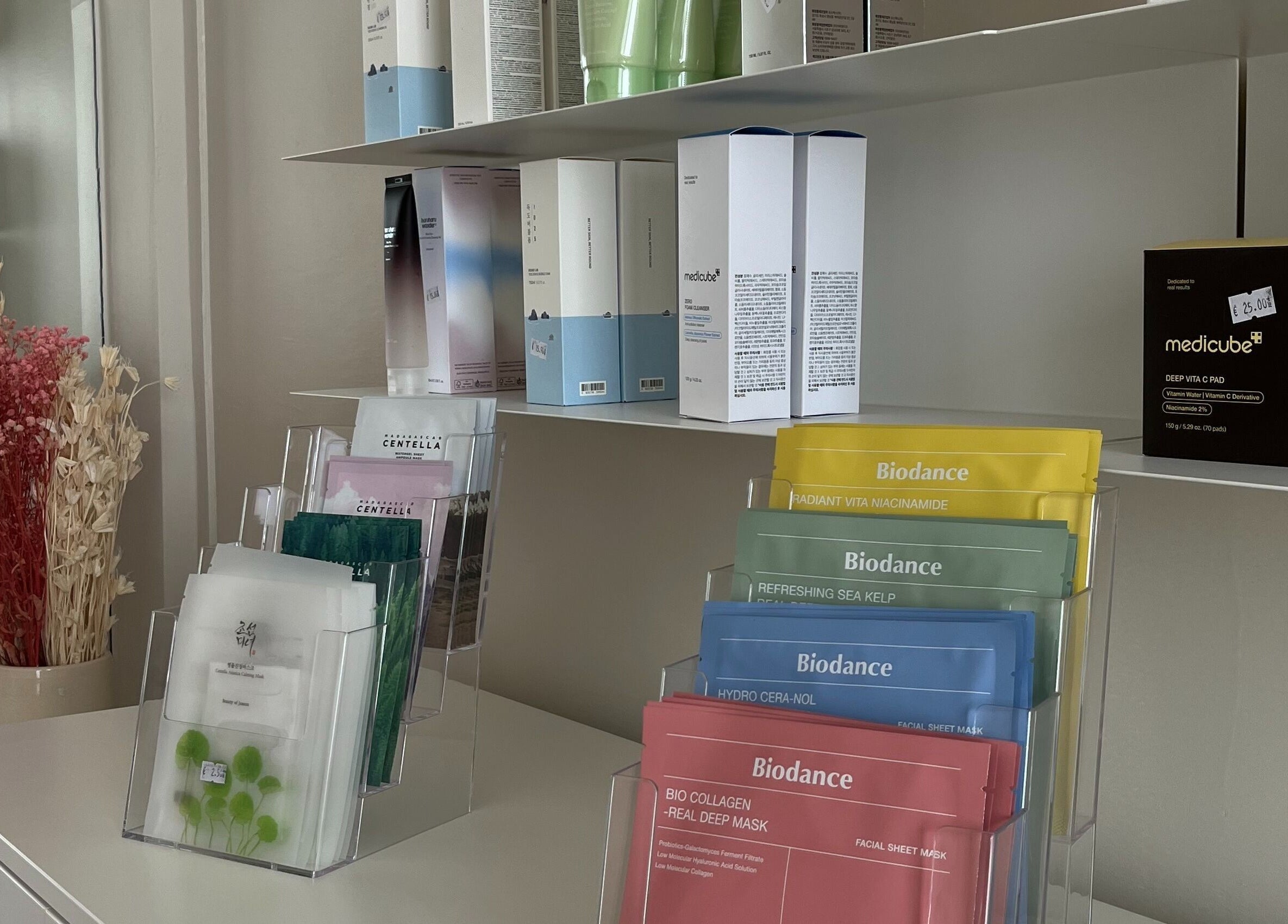 Produits de beauté élégamment disposés chez Nice K’Cream Beauty, Angers, Pays De La Loire, FR.