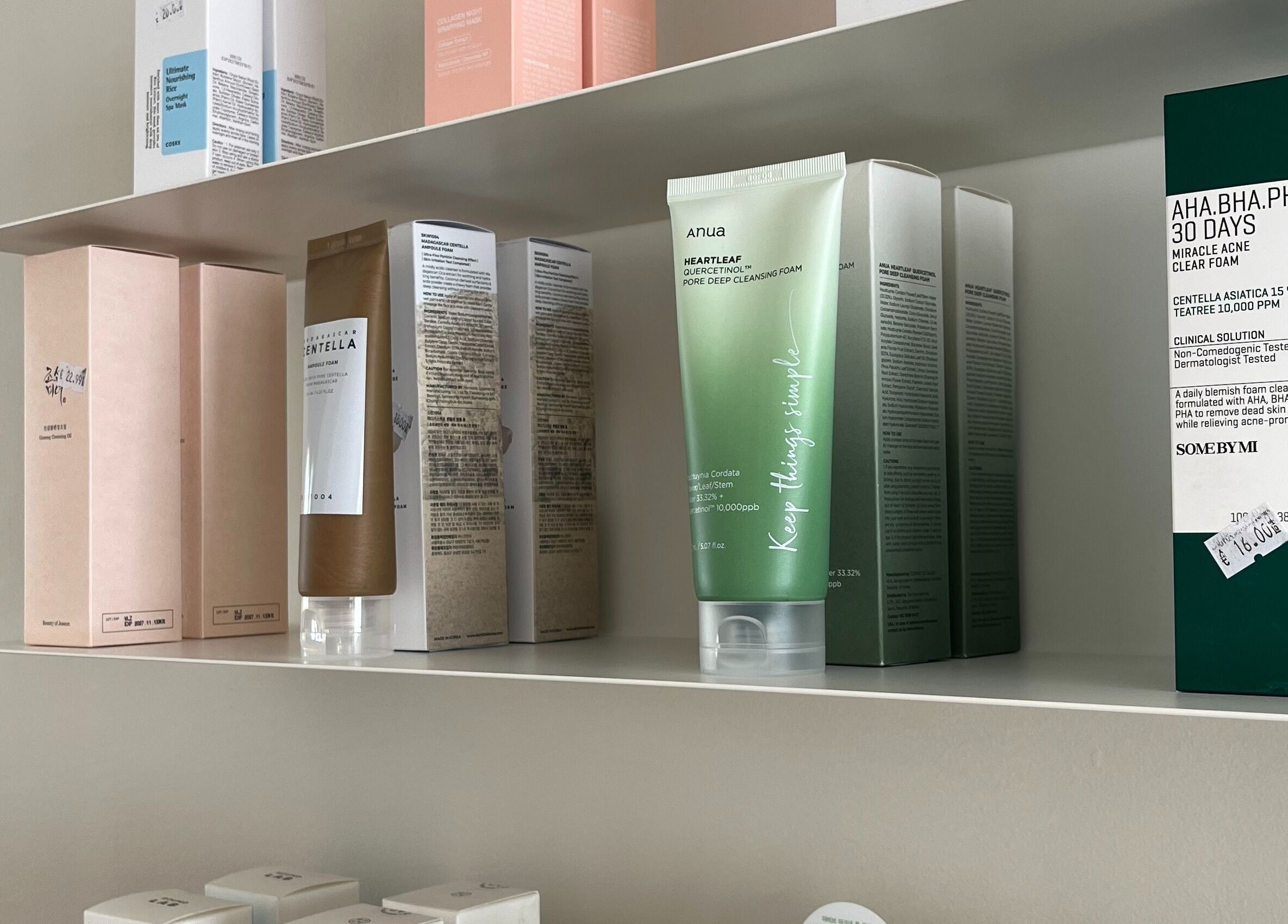 Produits de soin en étagère chez Nice K’Cream Beauty, Angers, Pays De La Loire, FR.