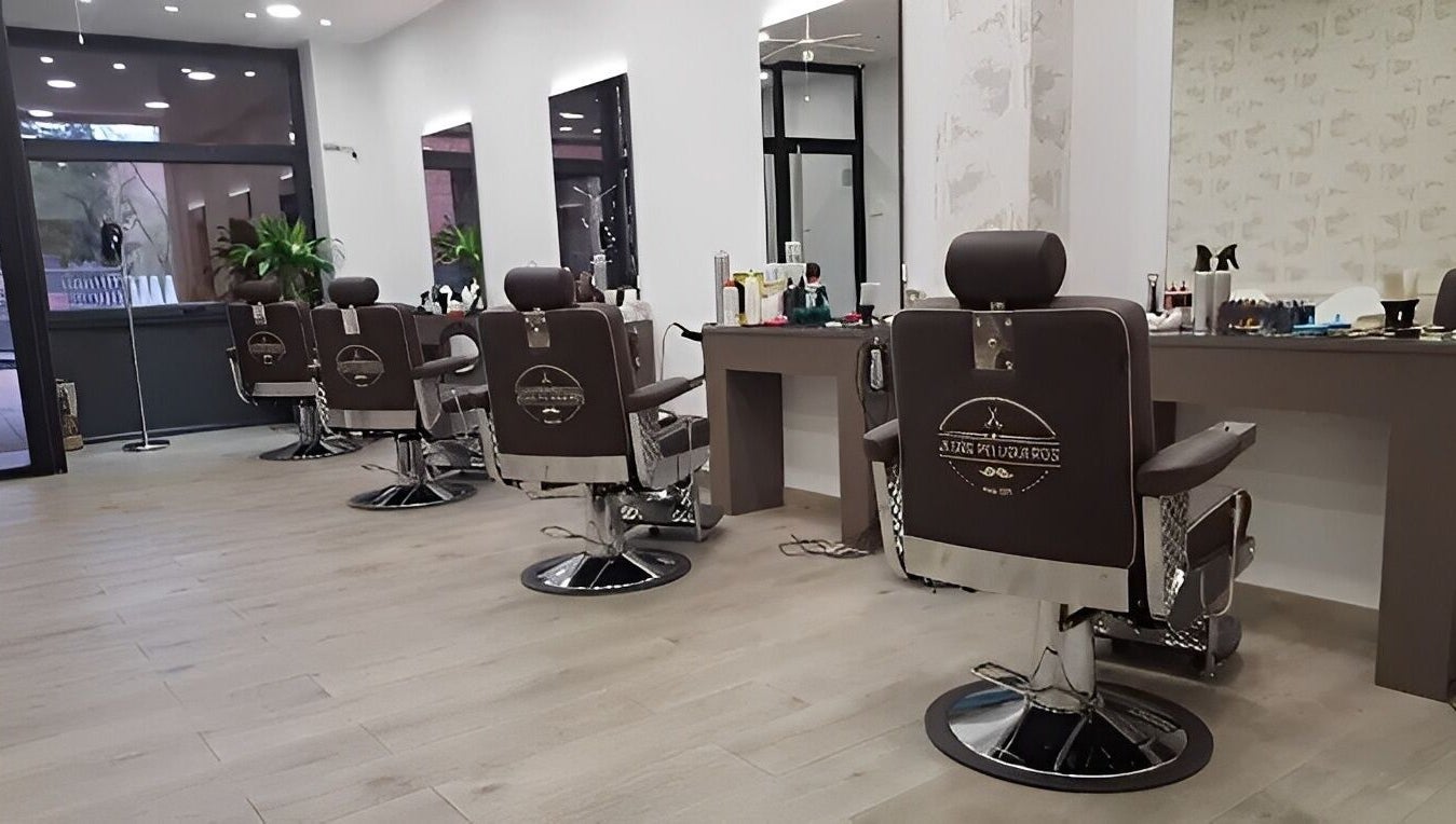 Sillas de peluquería en Jesús Peluqueros, Tres Cantos, Comunidad De Madrid, ES. Espacio moderno y acogedor.