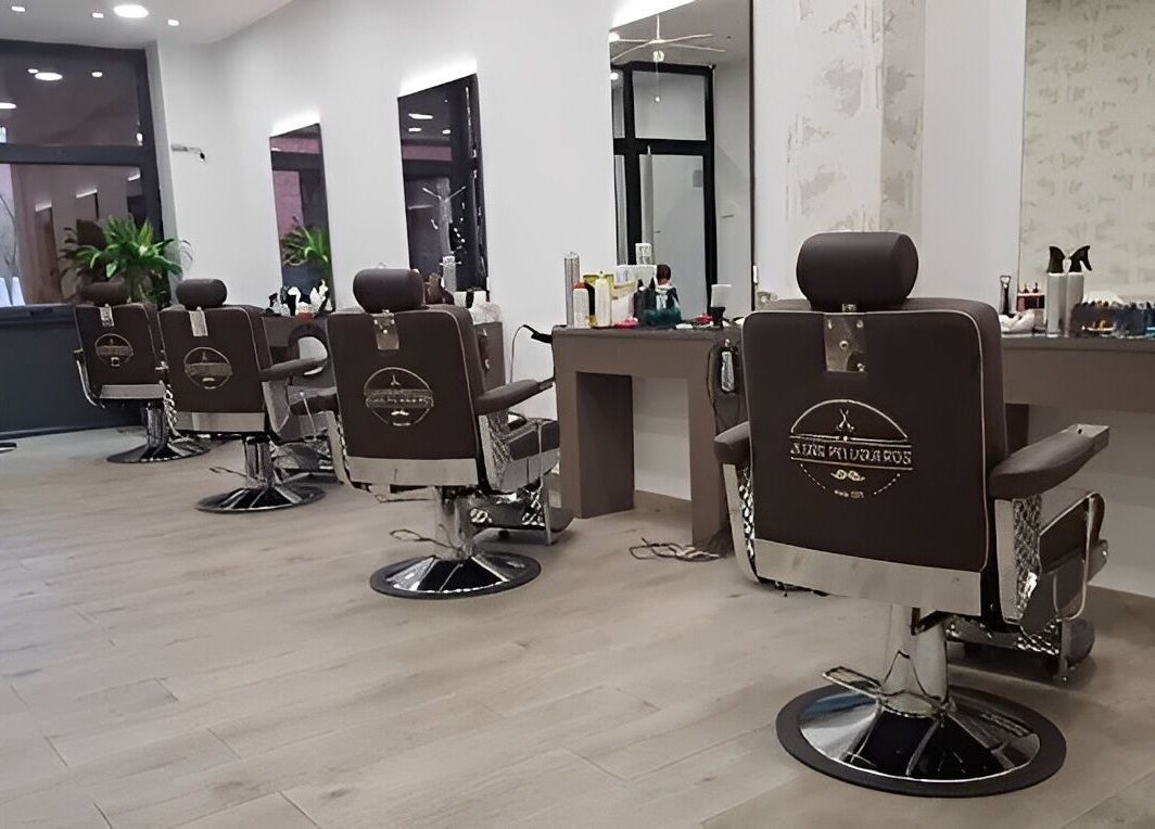 Sillas de peluquería en Jesús Peluqueros, Tres Cantos, Comunidad De Madrid, ES. Espacio moderno y acogedor.