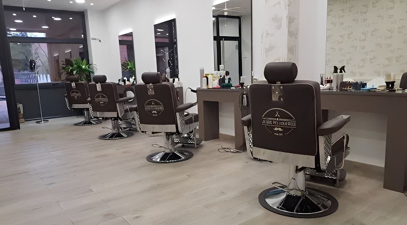 Sillas de peluquería en Jesús Peluqueros, Tres Cantos, Comunidad De Madrid, ES. Espacio moderno y acogedor.