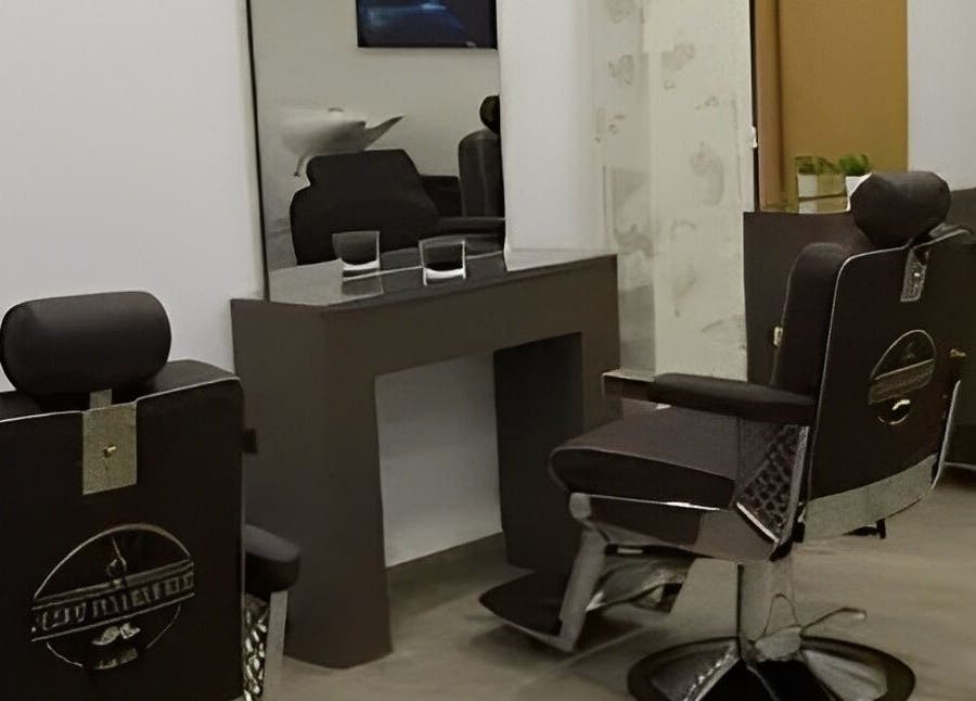 Interior elegante de Jesús Peluqueros en Tres Cantos, Comunidad De Madrid, ES, con sillas modernas.