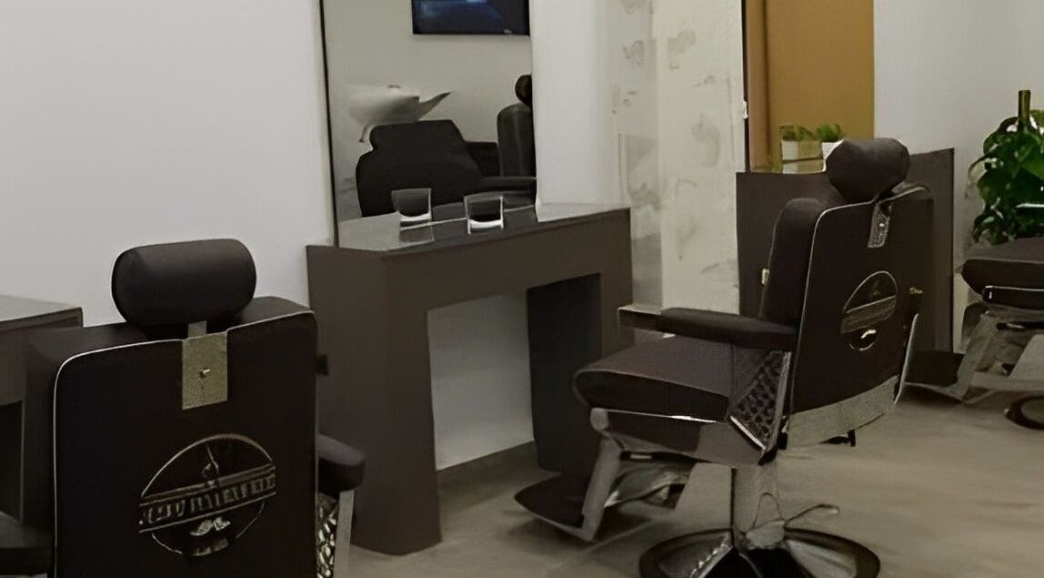 Interior elegante de Jesús Peluqueros en Tres Cantos, Comunidad De Madrid, ES, con sillas modernas.