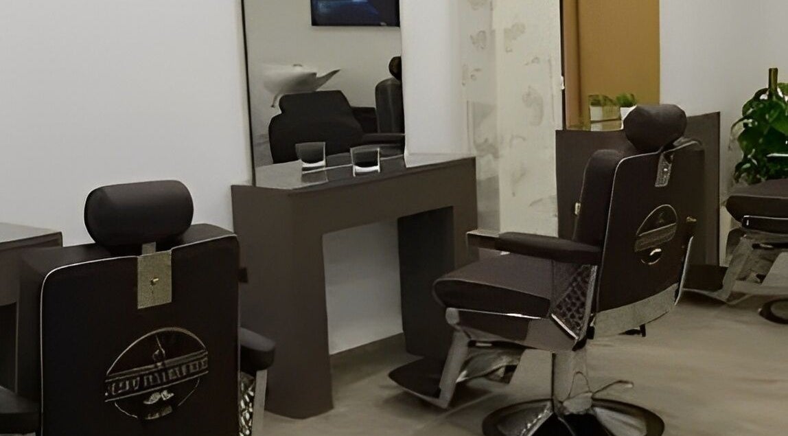 Interior elegante de Jesús Peluqueros en Tres Cantos, Comunidad De Madrid, ES, con sillas modernas.