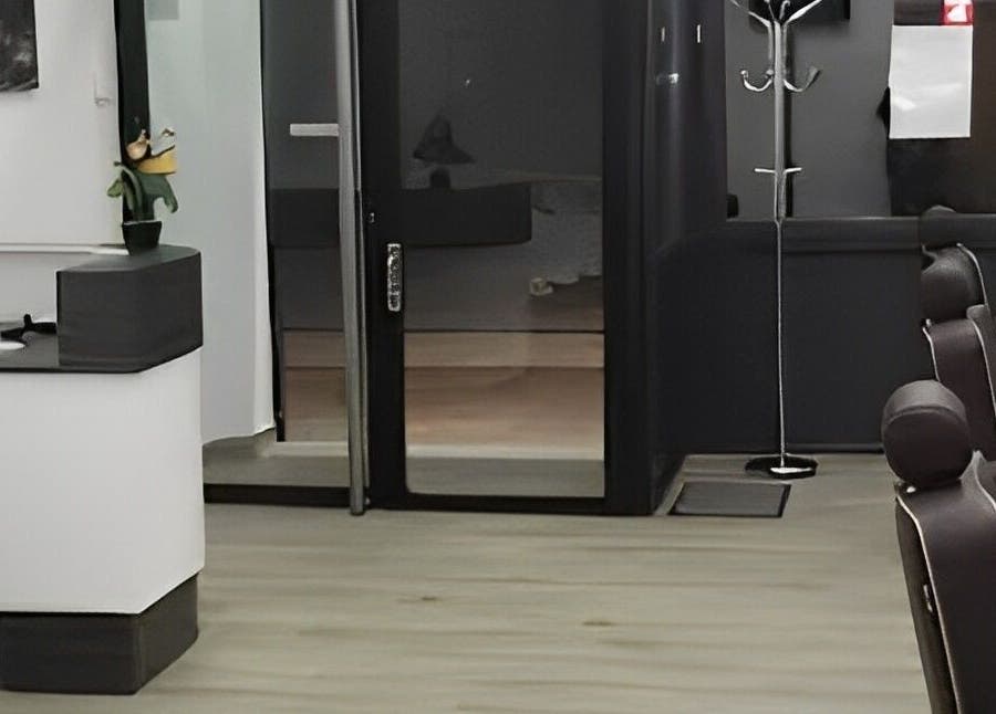 Interior moderno de Jesús Peluqueros en Tres Cantos, Comunidad De Madrid, ES con sillas elegantes.