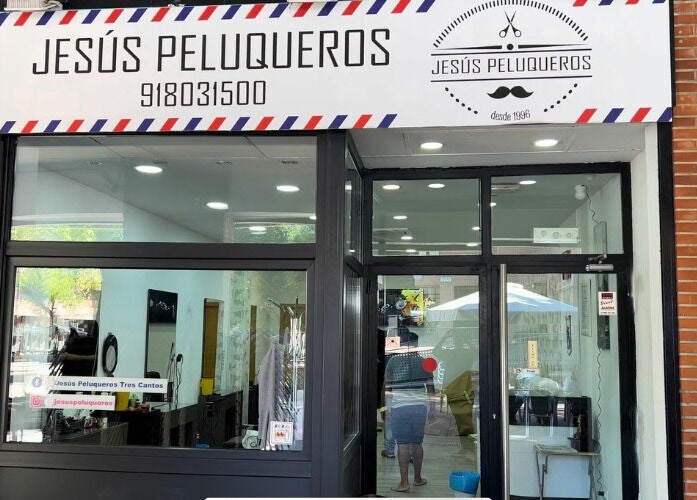 Entrada principal de Jesús Peluqueros en Tres Cantos, Comunidad De Madrid, ES, con exterior moderno.