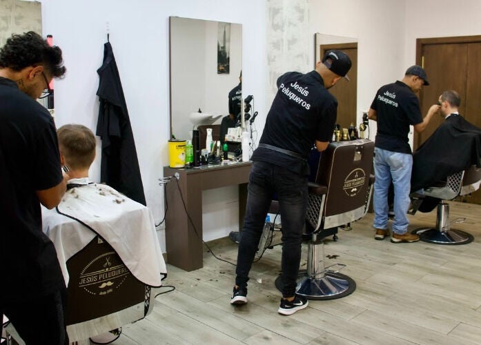 Peluqueros en acción en Jesús Peluqueros, Tres Cantos, Comunidad De Madrid, ES, ofreciendo cortes de cabello.