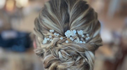 Coiffure tressée chic avec perles florales chez R’via coiffure & esthétique, Landévant, Bretagne, FR.