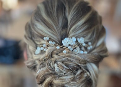 Chignon sophistiqué avec perles à R’via coiffure & esthétique, Landévant, Bretagne, FR.