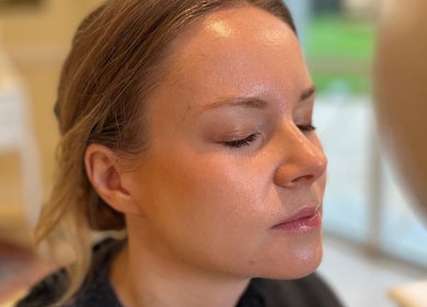 Femme se détend chez R’via Coiffure & Esthétique, Landévant, Bretagne, FR, accentuant un teint éclatant.