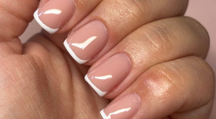 Manucure française élégante chez Nails By Seph à Châtillon, Auvergne-rhône-alpes, FR.