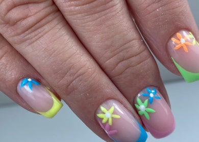 Nail art floral coloré à L’atelier SM🤎, Barentin, Normandie, FR. Designs modernes pour une beauté unique.