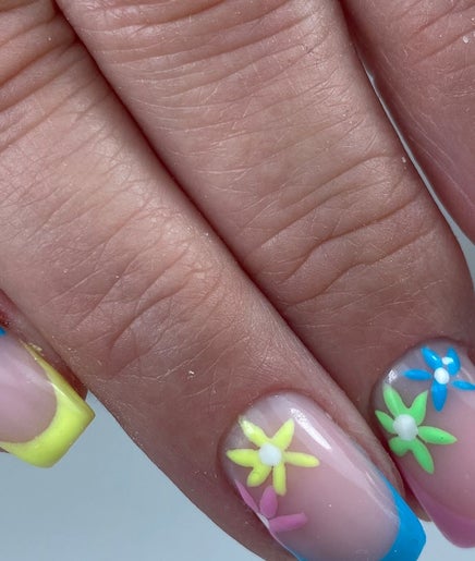 Nail art floral coloré à L’atelier SM🤎, Barentin, Normandie, FR. Designs modernes pour une beauté unique.