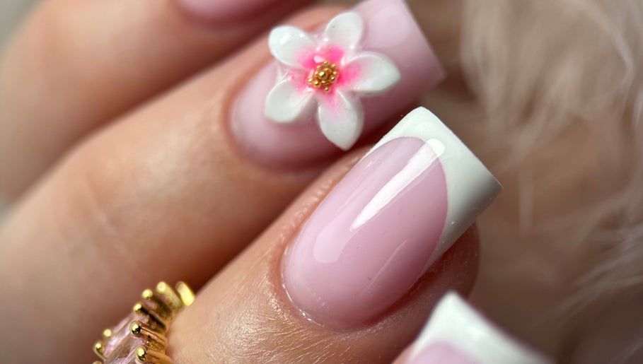 Kwiatowy manicure w BEAUTY ROOM Wiktoria, Skarżysko-Kamienna, Województwo Świętokrzyskie, PL.