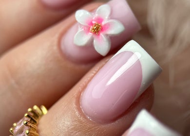 Kwiatowy manicure w BEAUTY ROOM Wiktoria, Skarżysko-Kamienna, Województwo Świętokrzyskie, PL.
