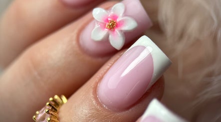 Kwiatowy manicure w BEAUTY ROOM Wiktoria, Skarżysko-Kamienna, Województwo Świętokrzyskie, PL.