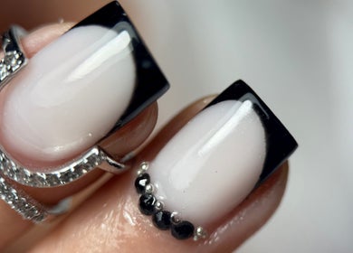 Stylowy czarno-biały manikiur w BEAUTY ROOM Wiktoria, Skarżysko-kamienna, Województwo Świętokrzyskie, PL.