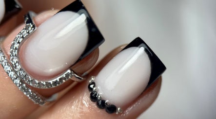 Stylowy czarno-biały manikiur w BEAUTY ROOM Wiktoria, Skarżysko-kamienna, Województwo Świętokrzyskie, PL.