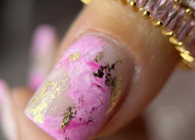 Artystyczny manicure w BEAUTY ROOM Wiktoria, Skarżysko-kamienna, Województwo Świętokrzyskie, PL.