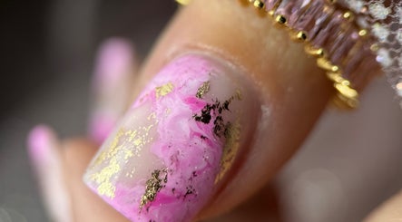 Artystyczny manicure w BEAUTY ROOM Wiktoria, Skarżysko-kamienna, Województwo Świętokrzyskie, PL.
